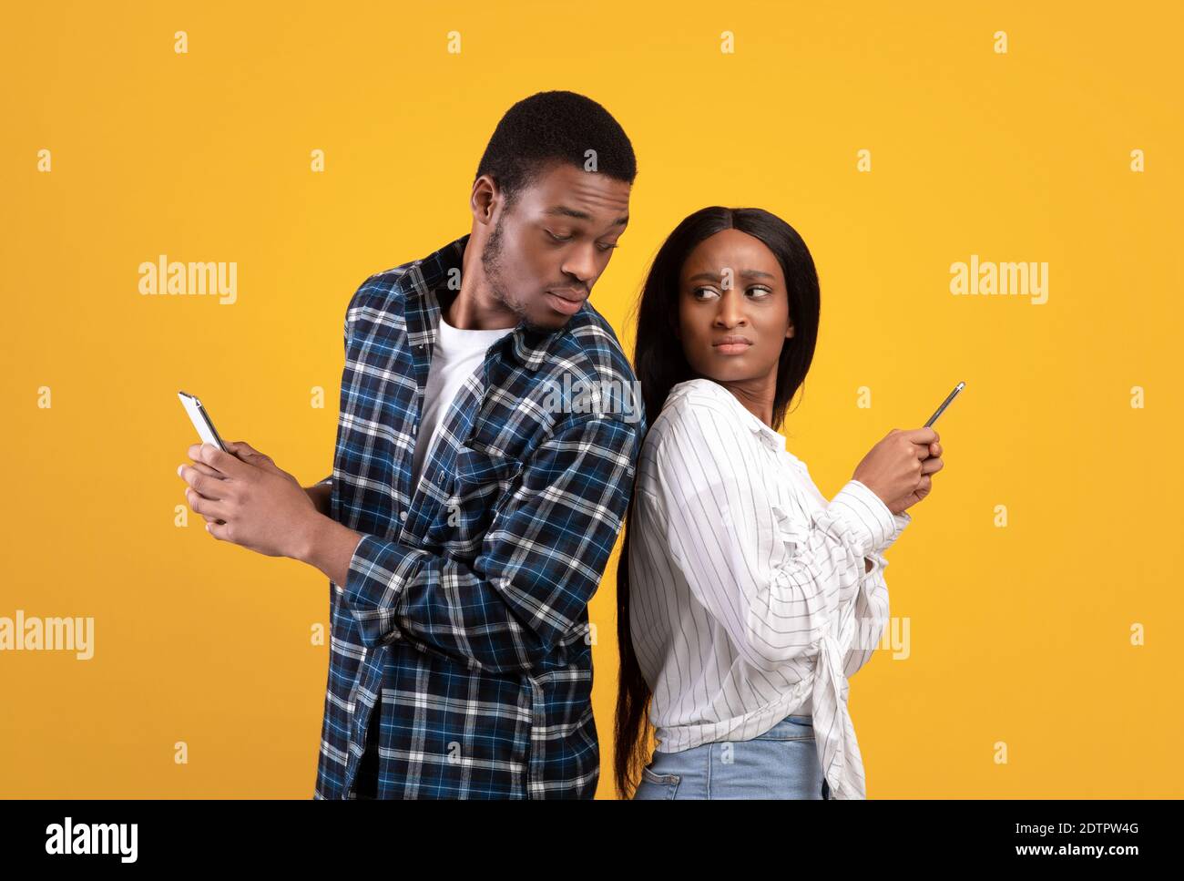 Méfiance, jalousie, médias en ligne et espace personnel Banque D'Images