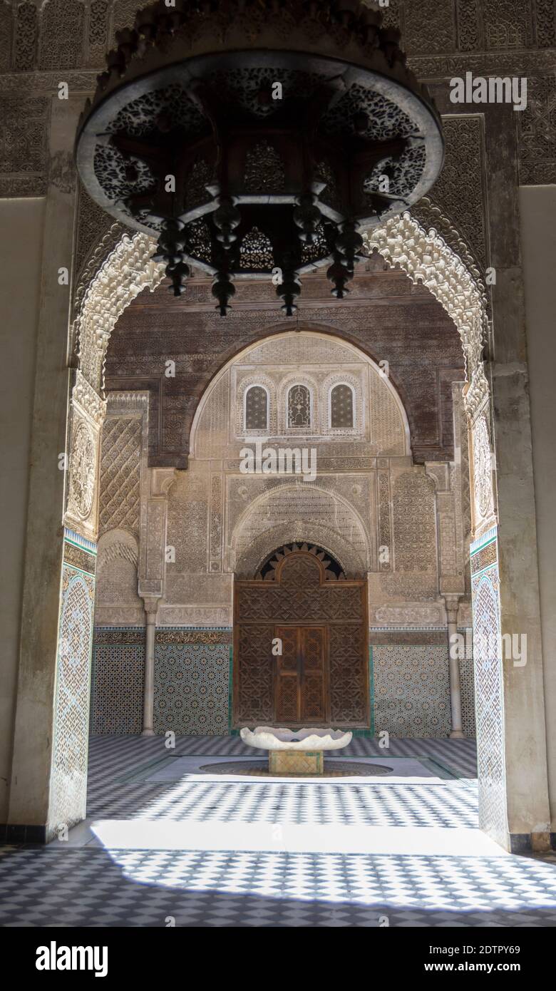 La Madrasa Al-Attarine à Fès, Maroc. Côté ouest de la cour, en regardant vers l'entrée Banque D'Images