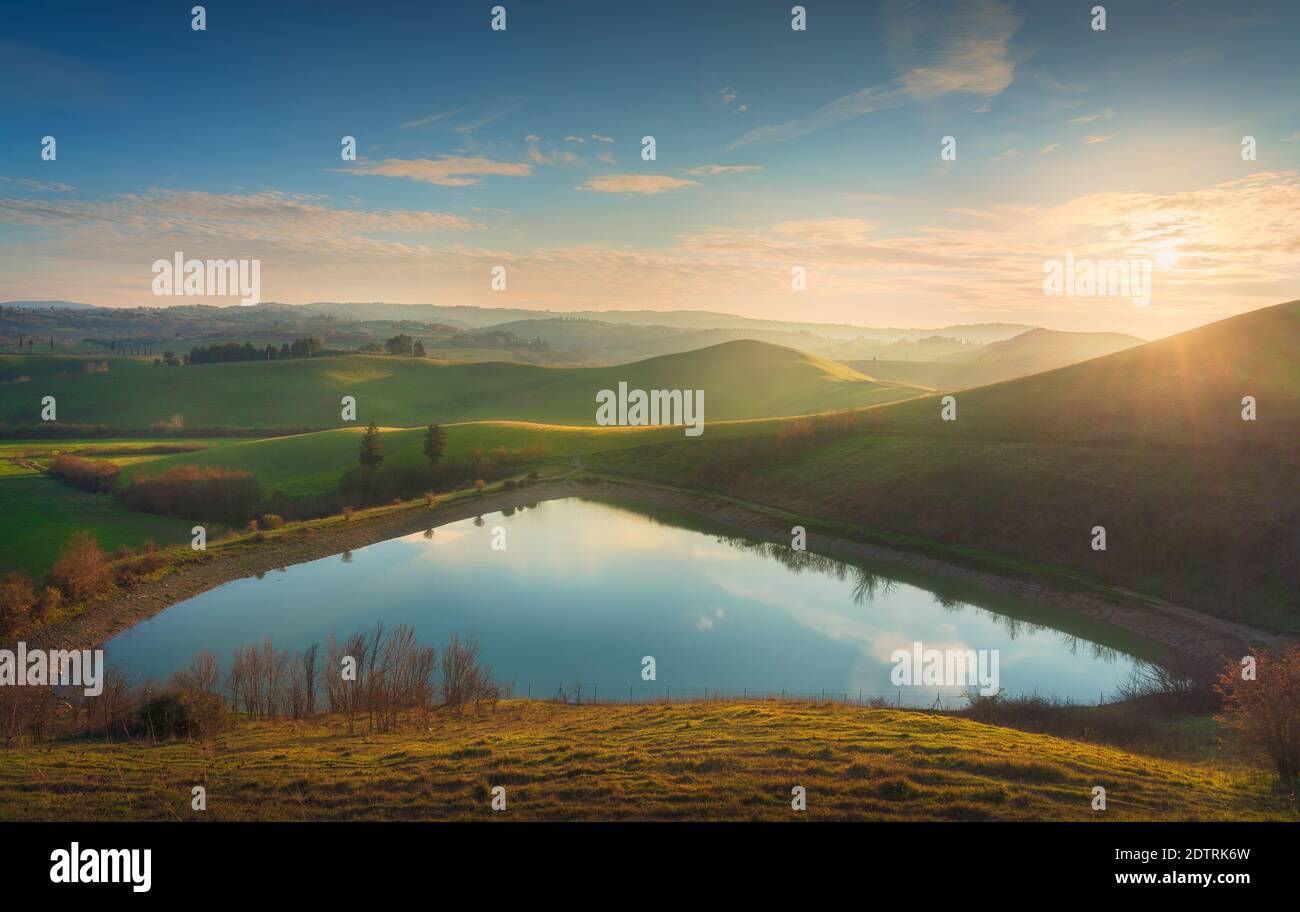 Lac et collines ondoyantes. Via Francigena paysage. Castelfiorentino, Florence, Toscane, Italie Banque D'Images