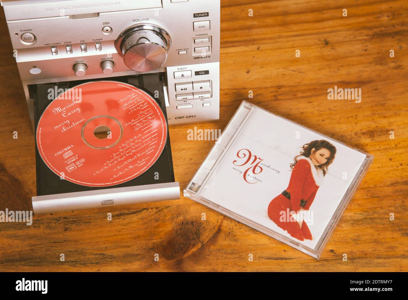 Mariah Carey Merry Christmas CD album, Music CD dans la microchaîne hi-Fi  Sony CMP-CP11 Photo Stock - Alamy