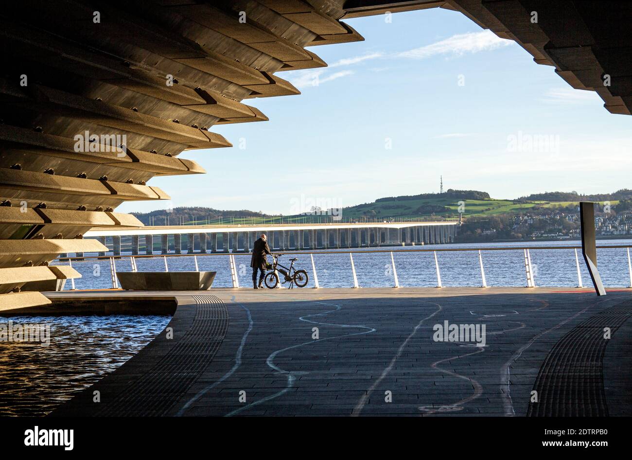 Dundee, Tayside, Écosse, Royaume-Uni. 22 décembre 2020. Météo au Royaume-Uni : une matinée très froide et ensoleillée à travers le nord-est de l'Écosse avec des températures atteignant 3°C. Le jour le plus court de l'année, le front de mer de Dundee est baigné de soleil hivernal et d'un ciel bleu clair, offrant une vue spectaculaire sur l'impressionnant V&A Design Museum et le pont de Tay Road qui s'étend sur la rivière Tay. Crédit : Dundee Photographics/Alamy Live News Banque D'Images