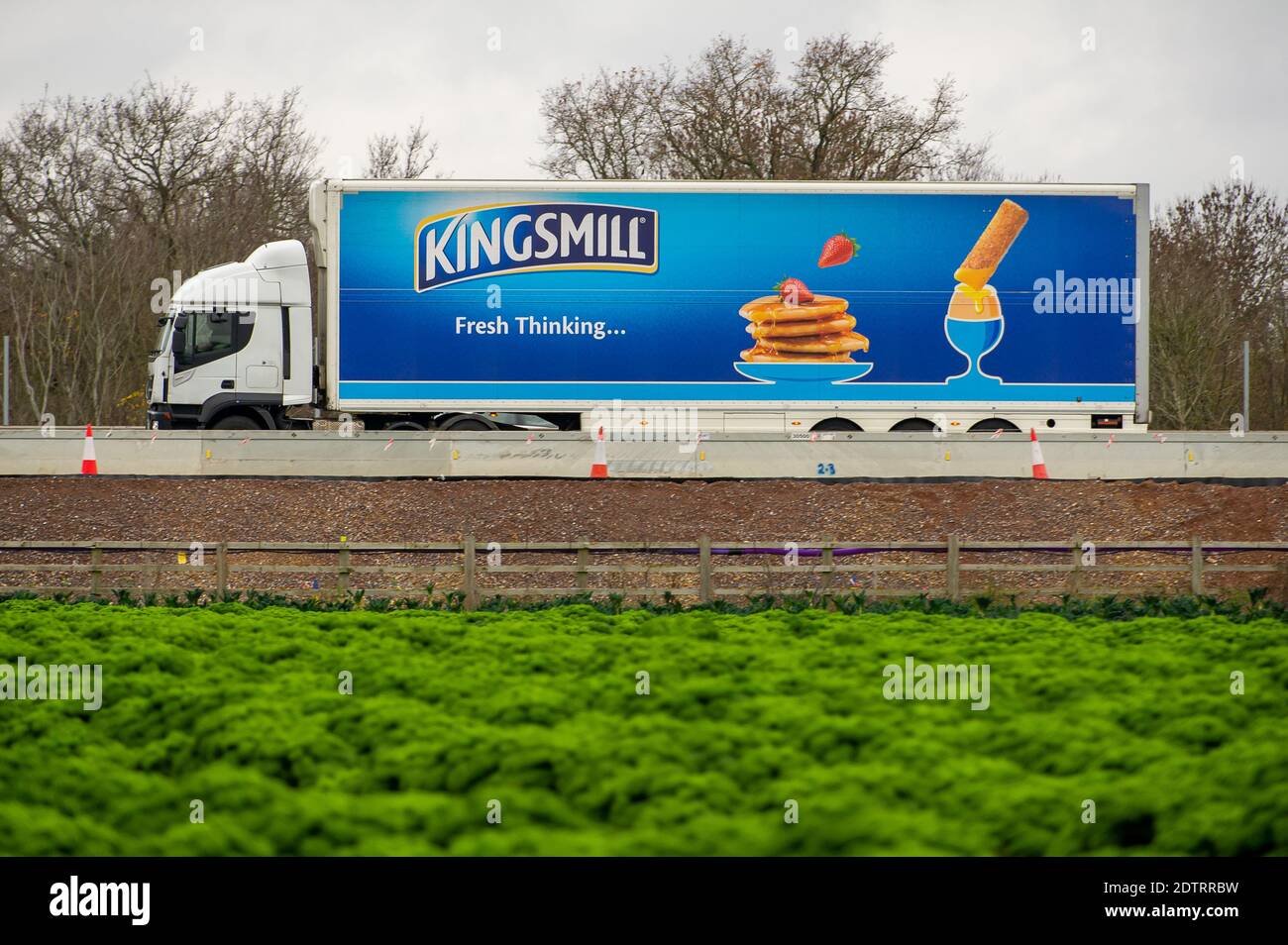 Dorney, Royaume-Uni. 22 décembre 2020. Un camion HGV de pain Kingsmill sur la M4 aujourd'hui. Certains magasins se vendent maintenant à court de pain en raison de l'achat de panique. Suite à la nouvelle variante Covid-19 dans le sud-est de l'Angleterre, la France a fermé ses ports de distribution au fret britannique. En dépit de cela, il a été comme d'habitude aujourd'hui, car il y avait beaucoup de fret en cours de transport sur la M4. L'action de la France pourrait conduire à des pénuries temporaires d'agrumes et de légumes importés de l'UE, mais l'action française semble seulement renforcer la campagne pour acheter des Britanniques. Crédit : Maureen McLean Banque D'Images