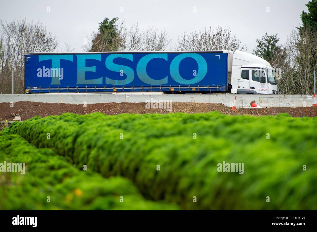 Dorney, Royaume-Uni. 22 décembre 2020. Un HGV Tesco sur la M4 aujourd'hui. Suite à la nouvelle variante Covid-19 dans le sud-est de l'Angleterre, la France a fermé ses ports de distribution au fret britannique. En dépit de cela, il a été comme d'habitude aujourd'hui, car il y avait beaucoup de fret en cours de transport sur la M4. L'action d'Emmanuel Macron, le président de la France, pourrait entraîner des pénuries temporaires d'agrumes et de légumes importés de l'UE. Tesco a émis un avertissement contre les clients qui achètent de panique aujourd'hui. Crédit : Maureen McLean/Alay Live News Banque D'Images