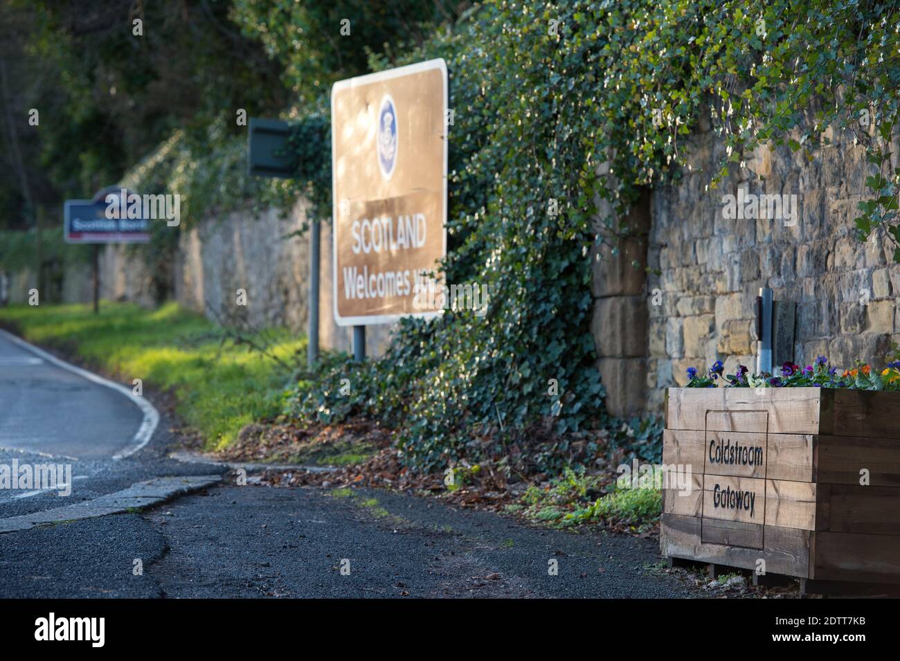 Scottish/English Border, Coldstream, Écosse, Royaume-Uni. 22 décembre 2020. Photo : une route très calme reliant l'Écosse au nord de l'Angleterre dans la ville frontalière de Coldstream avec le pont voûté en pierre au-dessus de la rivière Tweed. Le Premier ministre écossais Nicola Sturgeon avait interdit les voyages transfrontaliers pour tenter de stopper la propagation de la nouvelle souche du coronavirus (COVID19). Il y a une petite présence policière mais la circulation est libre et légère. Crédit : Colin Fisher/Alay Live News Banque D'Images