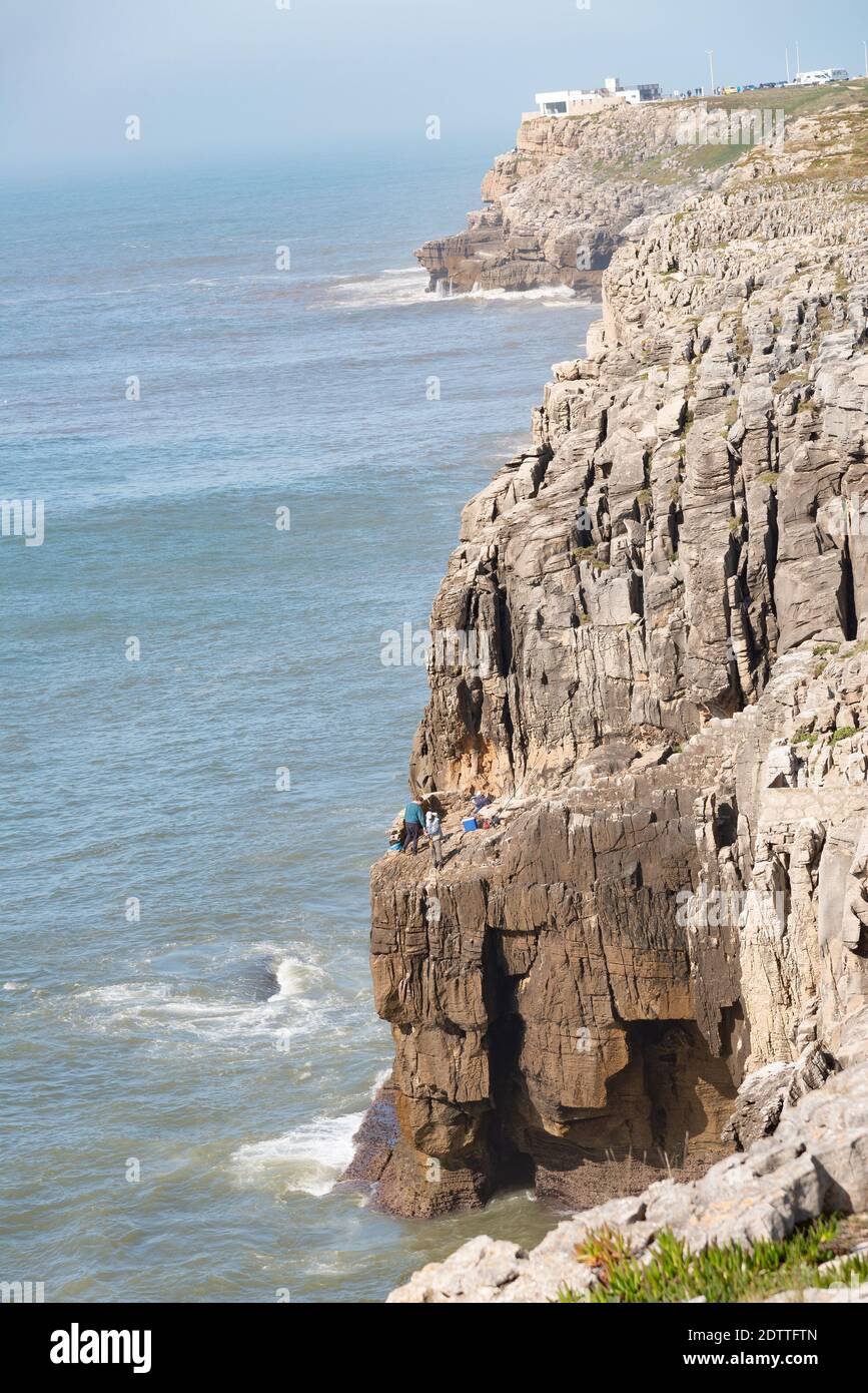 Peniche, Portugal: Pêcheurs sur le promontoire de Cabo Carvoeiro Banque D'Images