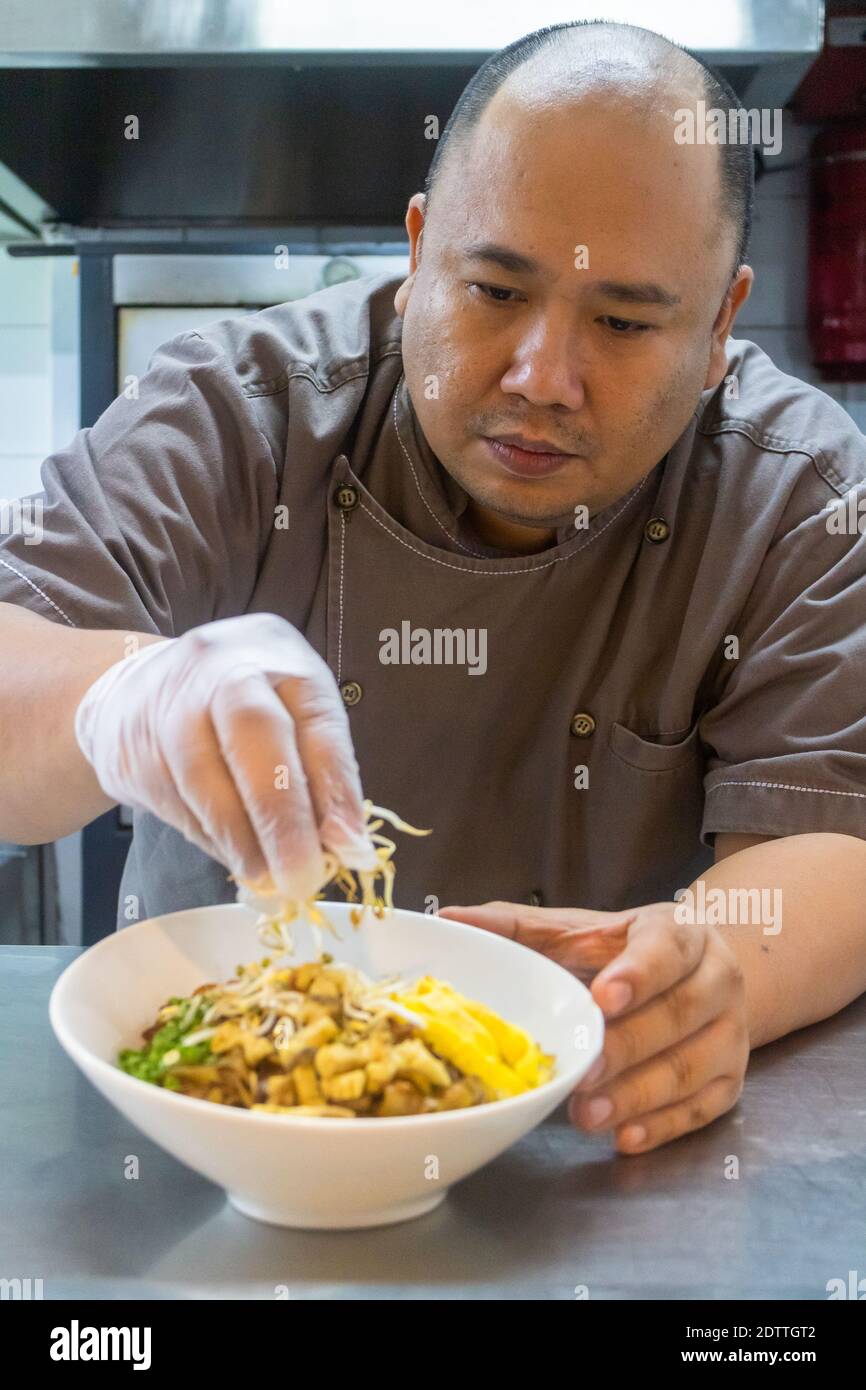 Chef Tatung, chef philippin bien connu à Pandan, un restaurant asiatique à Quezon City, Philippines Banque D'Images