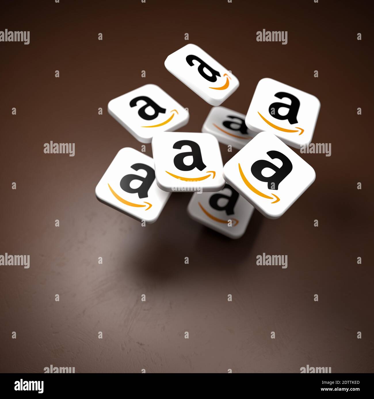 Logos de la société de commerce électronique et de cloud computing Amazon tombant sur une table sombre. Espace de copie et mise au point sélective Banque D'Images