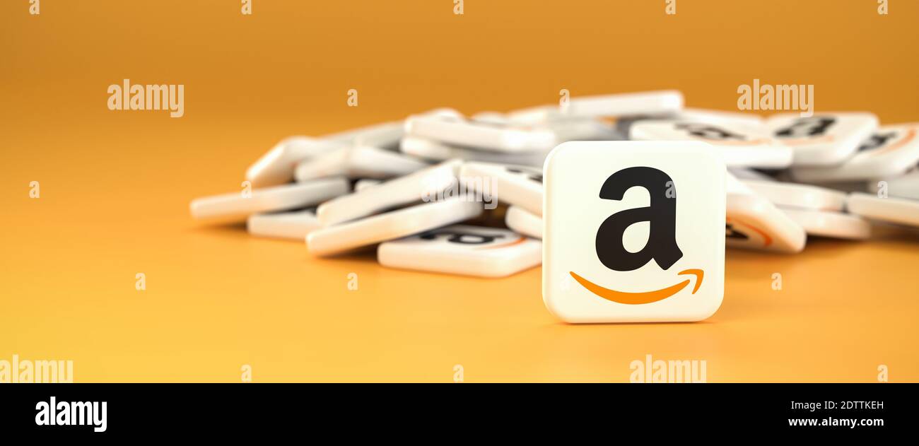 Logos de la société de commerce électronique et de cloud computing Amazon sur un tas. Une tuile debout devant. Taille de la bannière Web avec espace de copie - sélectif f Banque D'Images