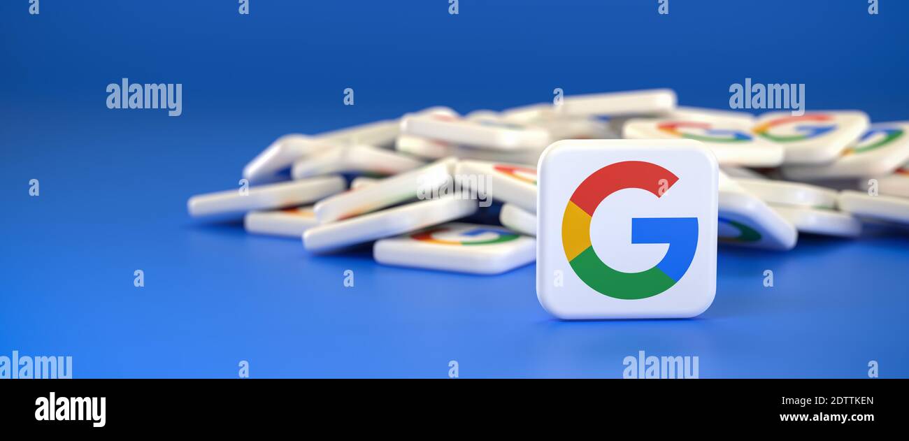 Logos de la société Google / Alphabet sur un tas. Une tuile debout devant. Taille de la bannière Web avec espace de copie - mise au point sélective Banque D'Images
