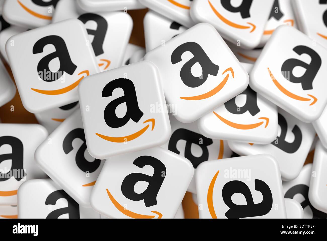Logos de la société de commerce électronique et de cloud computing Amazon sur un tas sur une table. Plein format, mise au point sélective. Banque D'Images