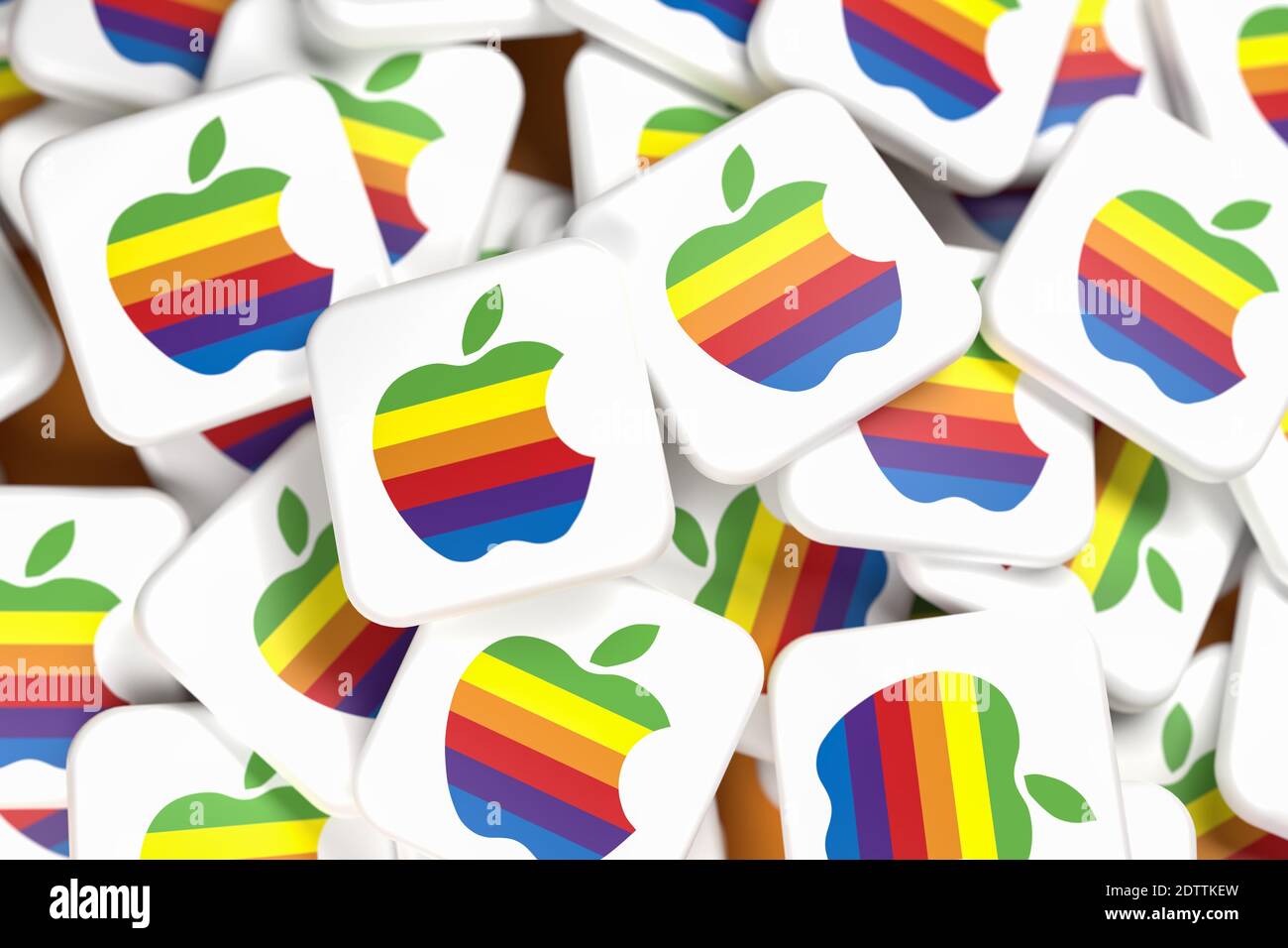 Logos de la société Apple sur un tas sur une table. Plein format, mise au point sélective. Banque D'Images