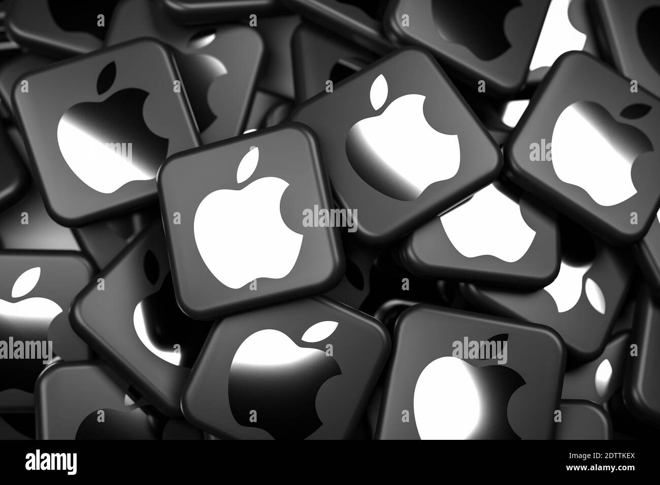 Logos de la société Apple en noir et argent sur un tas sur une table. Plein format et mise au point sélective. Banque D'Images