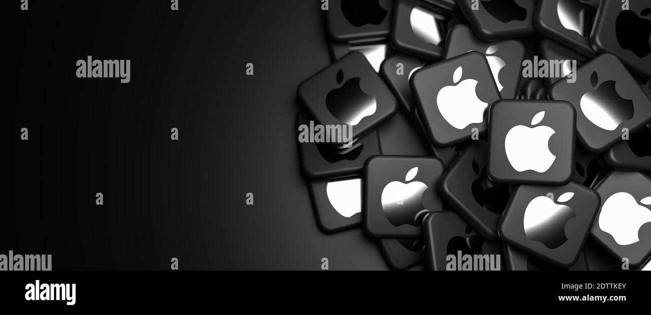 Logos de la société Apple en noir et argent sur un tas sur une table. Espace de copie et mise au point sélective. Format de bannière Web. Banque D'Images
