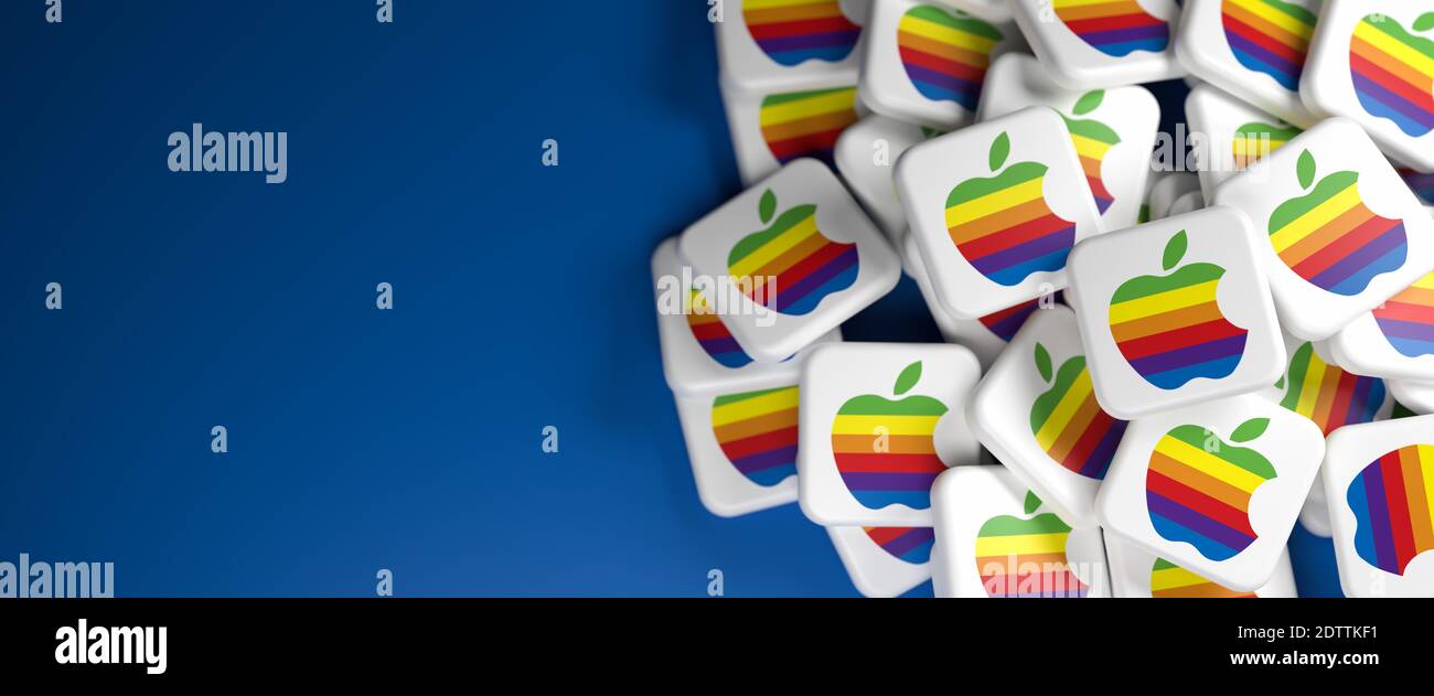 Logos de la société Apple sur un tas sur une table. Espace de copie et mise au point sélective. Format de bannière Web. Banque D'Images