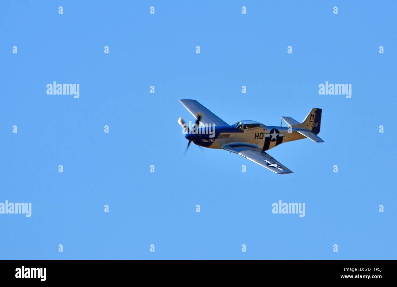 L'avion nord-américain P-51D Mustang « miss Helen » survole avec un fond bleu ciel. Banque D'Images