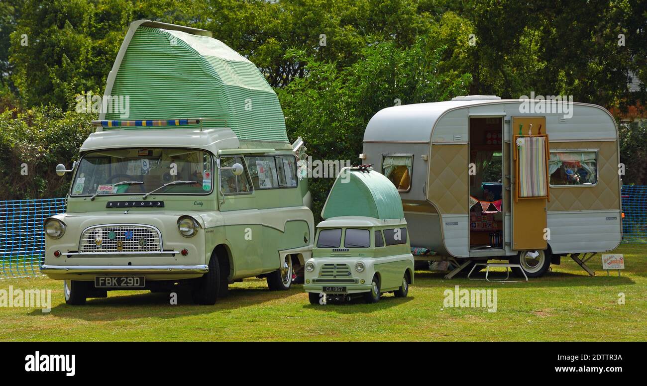 Fourgonnette Classic Bedford Camper avec Caravan - remorque et mini-fourgonnette Camper. Banque D'Images