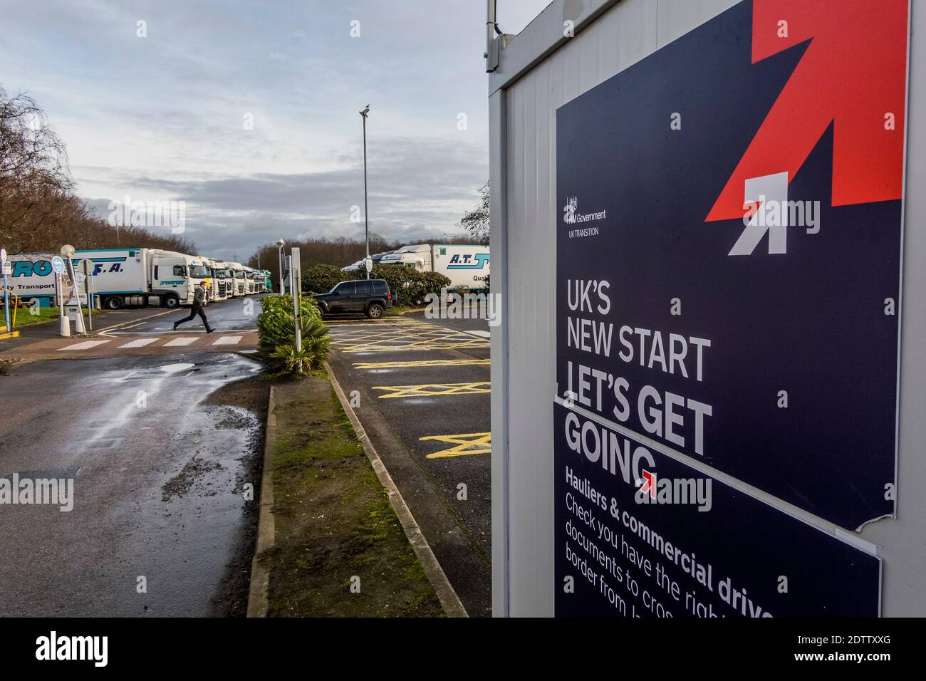 Londres, Royaume-Uni. 22 décembre 2020. Les huées du gouvernement britannique proclament un « nouveau départ » et « allons de l'avant » alors qu'elles tentent de donner des conseils sur les changements imminents du Brexit. Ils ne sont pas bien fréquentées car les conducteurs ont des problèmes plus imminents à l'esprit. Les camions sont stationnés des deux côtés des services M2 (à environ 30 miles de Douvres) en attendant l'autorisation de se rendre au port. La M20 est fermée à la suite de l'accumulation du trafic HGV dans le Kent après qu'une grande partie du sud-est de l'Angleterre se rend au niveau 4 et que les Français ferment leur frontière de ferry. Crédit : Guy Bell/Alay Live News Banque D'Images