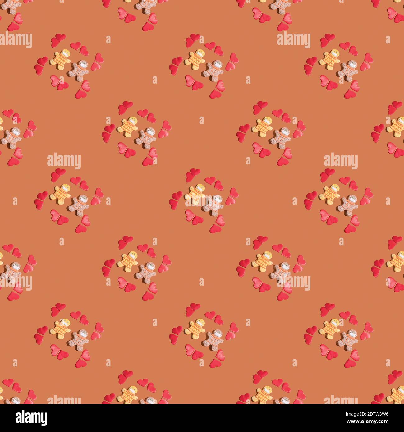 Schéma sans couture d'un couple aimant de différentes races dans des masques protecteurs pendant la pandémie du coronavirus, entouré de coeurs. Banque D'Images