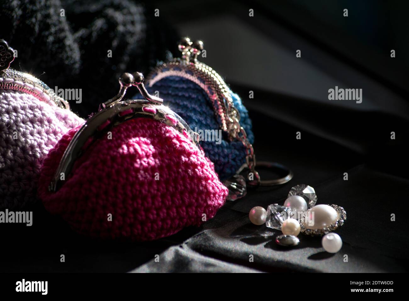 Gros plan sur un sac à monnaie et un foulard faits main colorés Banque D'Images