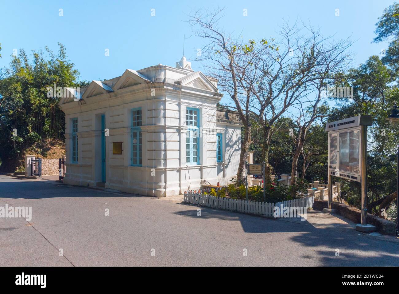 Gate Lodge, Victoria Peak Gardens, Hong Kong Island, Chine. Porte de l'ancienne résidence de remplacement du gouverneur de Hong Kong. Belle journée ensoleillée. Banque D'Images