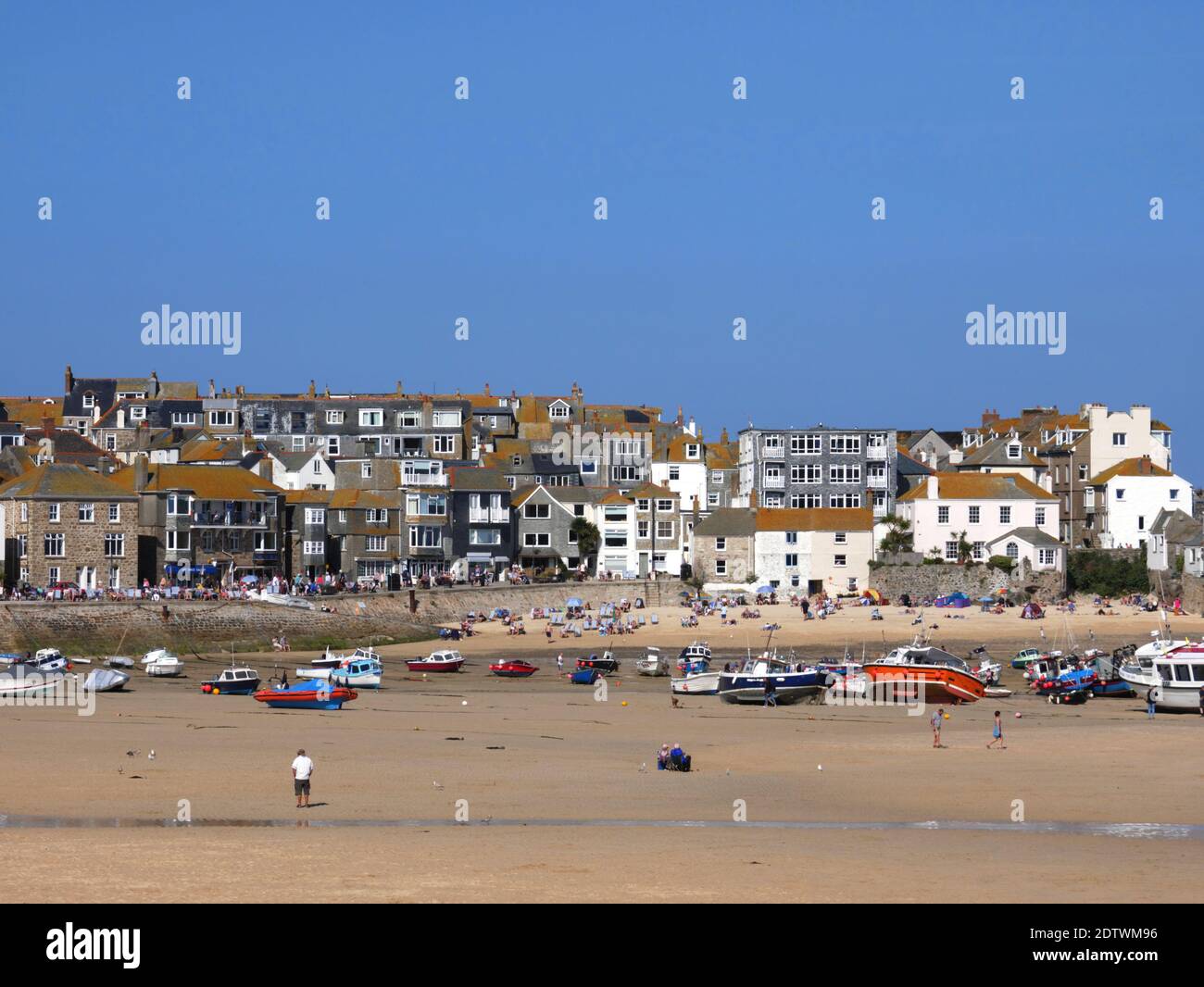 Le port de St Ives, Cornwall, à marée basse. Banque D'Images
