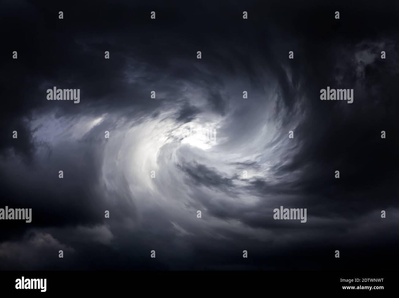 Tourbillon flou dans les nuages de tempête sombre Banque D'Images