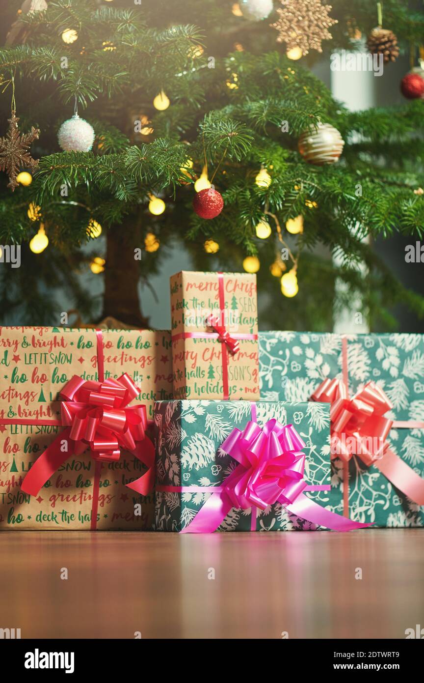 Thème des boîtes de vacances d'hiver. Boîtes-cadeaux enveloppées sous un sapin de Noël Banque D'Images