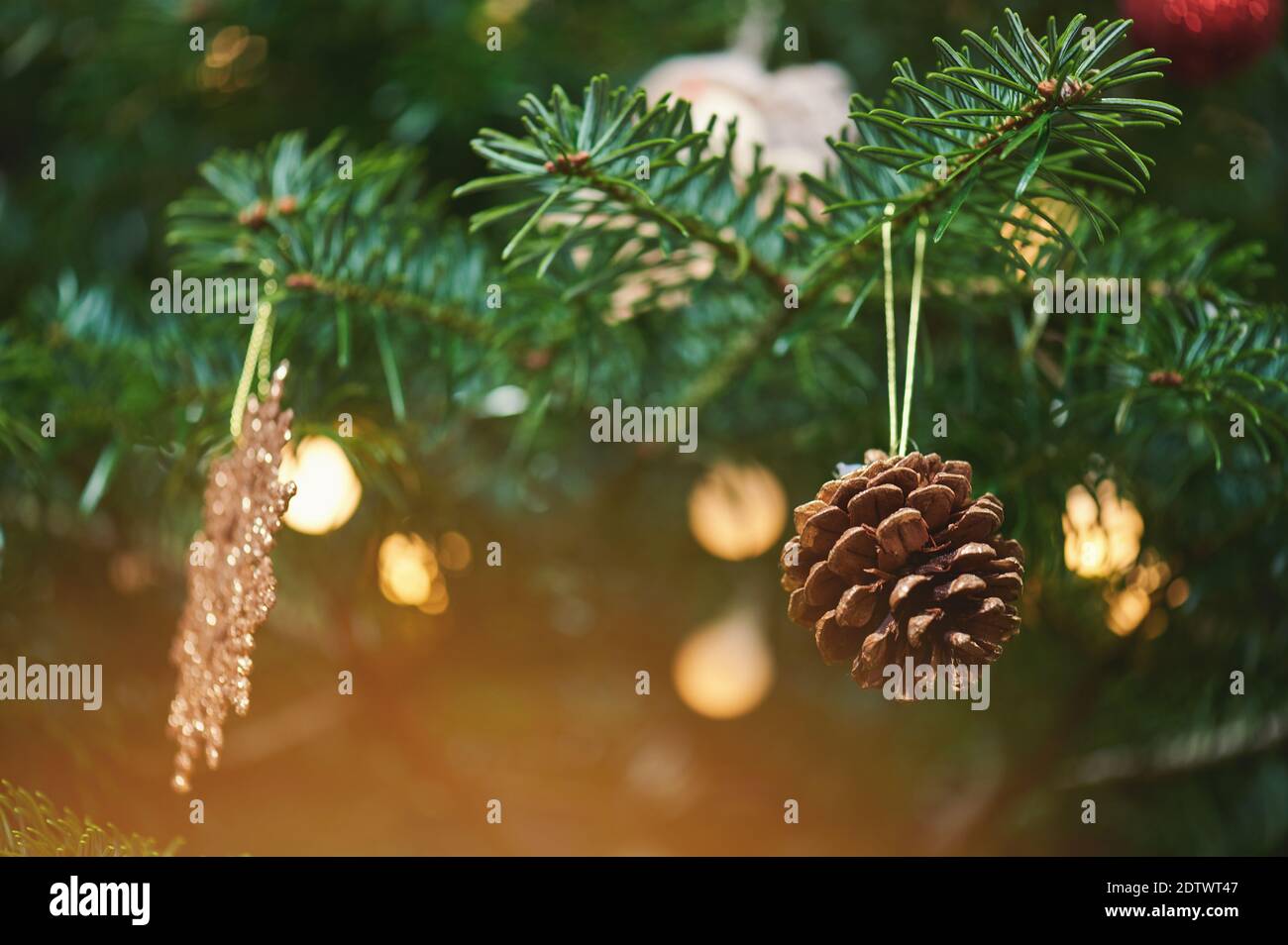 Un arrière-plan joyeux Noël sur des étincelles de lumière floues Banque D'Images