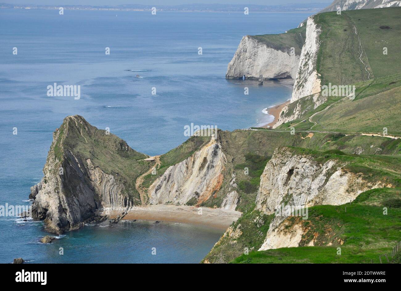 Vue vers l'ouest avec Durdle Door et les falaises de craie de Swyre Head et Bat's Head.partie de la côte jurasique de Dorset.UK Banque D'Images