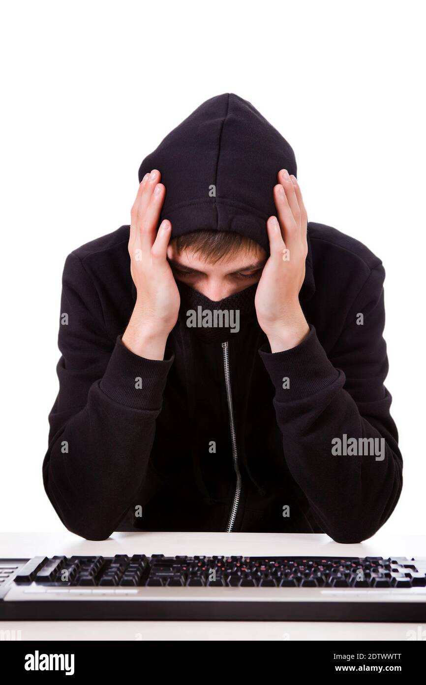 Pirate perturbé avec un clavier d'ordinateur sur fond blanc Banque D'Images
