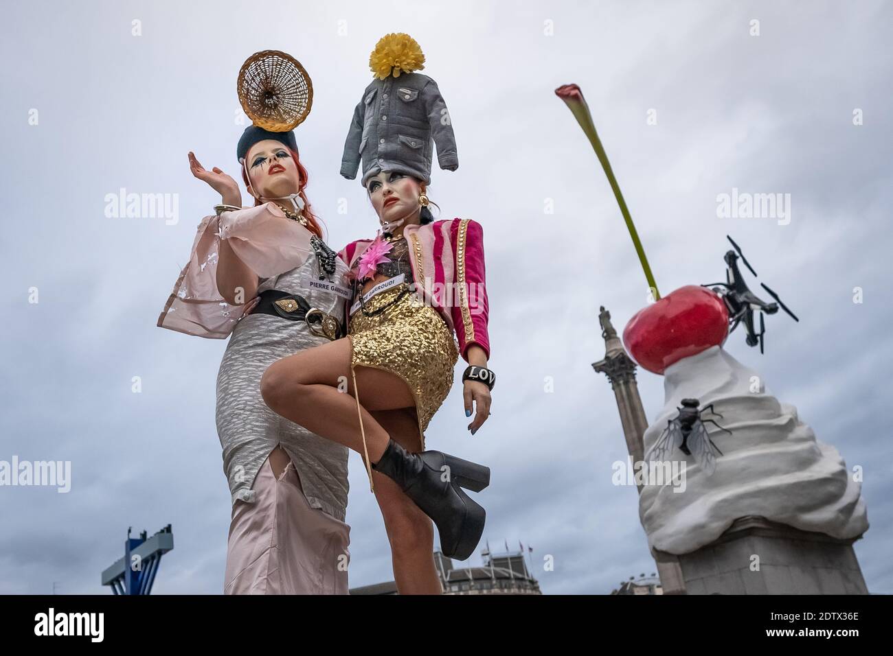 Les modèles prennent part à un spectacle de mode coloré de rue tormode près de Trafalgar Square pour le designer Pierre Garroudi. Londres, Royaume-Uni. Banque D'Images