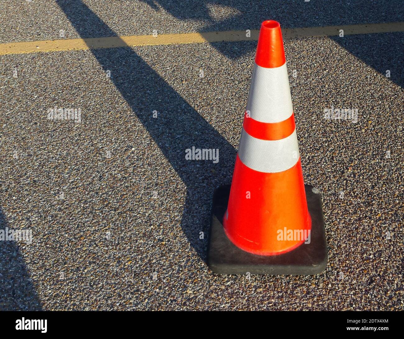 Cône de circulation orange et blanc, concept pour la construction de routes, avertissement, prudence, conduite, sécurité, zone de travail, danger Banque D'Images