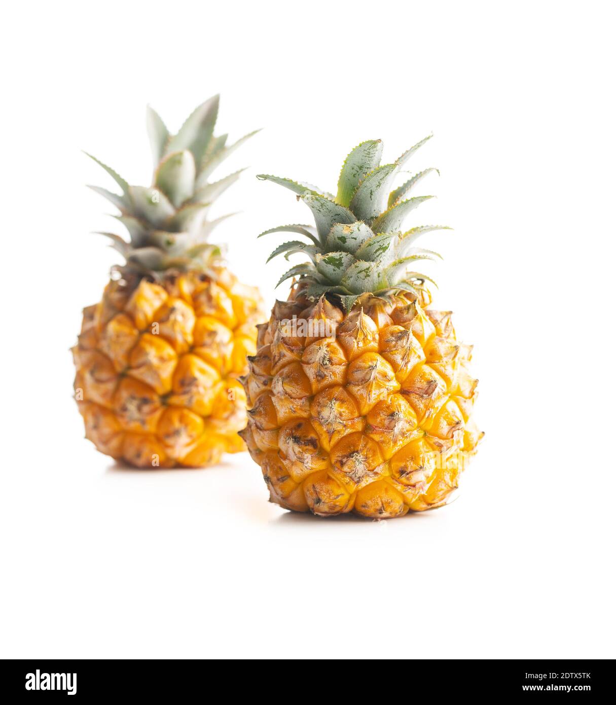 Ananas mûr. Mini ananas isolé sur fond blanc. Banque D'Images