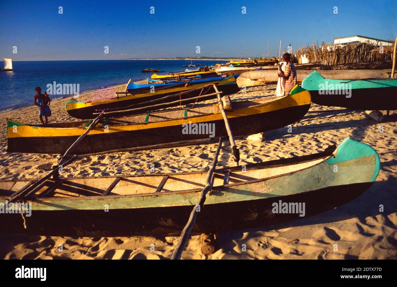 Pirogues Vezo ou canoës en bois en Outrigger sur la plage à Anakao au sud de Tuléar ou Toliara Madagascar Banque D'Images