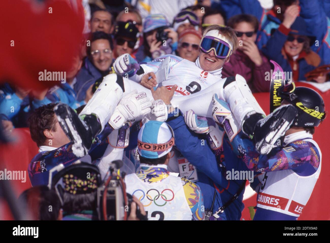 Finn Christian JAGGE (NOR), ski alpin, slalom, slalom spécial, action, vainqueur, médaille d'or, médaille d'or, champion olympique; est porté sur les mains, acclamé, jubilation, acclamé, joie, applaudissements, slalom spécial/hommes, aux Jeux Olympiques de 02.22.1992 à Albertville/France, de 02.09.-02.22.1992, Ã‚| utilisation dans le monde entier Banque D'Images