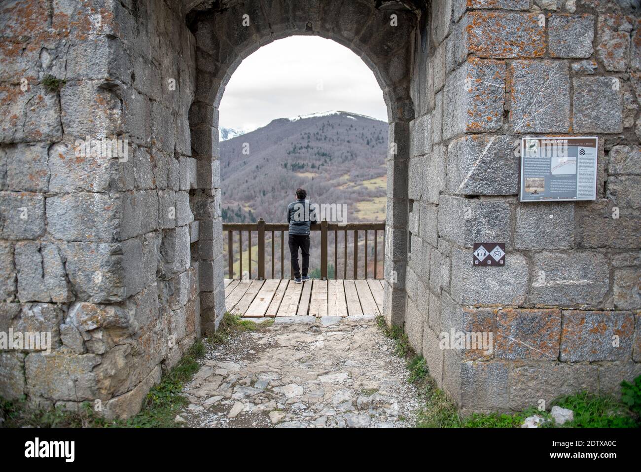 Montsegur, Arenge, France: 2020 à partir de décembre 20: Hommes au château cathare de Montsegur en Ariège, Occitanie au sud de la France en hiver 2020 Banque D'Images