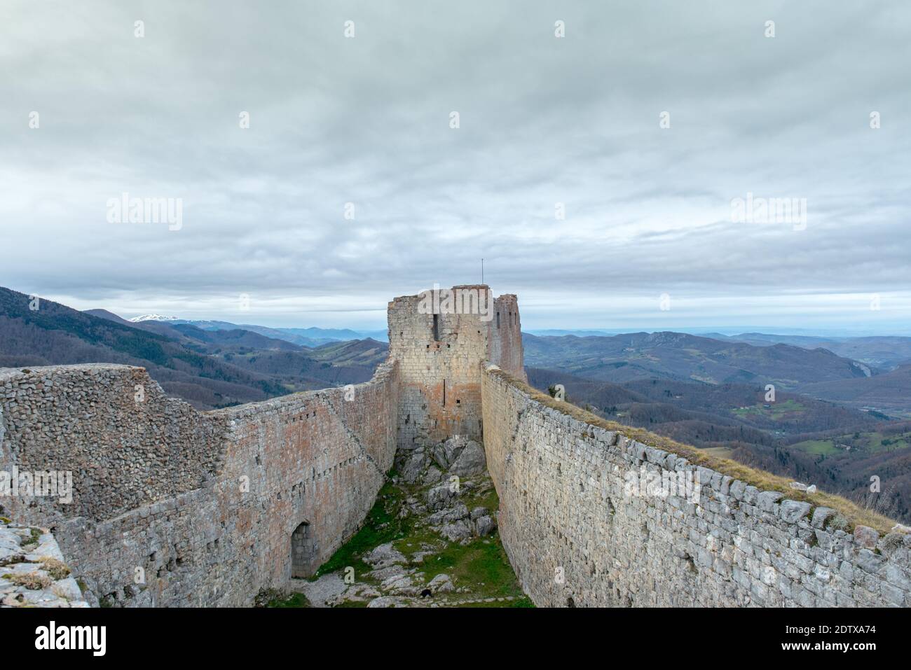 Château cathare de Montsegur en Ariège, Occitanie dans le sud de la France. Banque D'Images