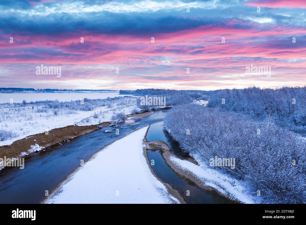 Vol à travers la rivière majestueuse, la forêt gelée et les champs d'hiver glaciaux heures de lever du soleil. Photographie de paysage Banque D'Images