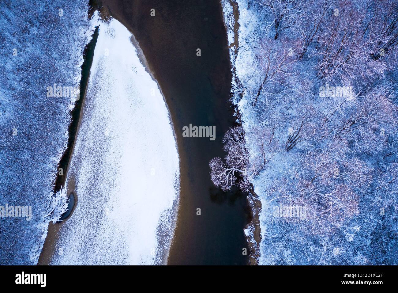Vol à travers la rivière majestueuse, la forêt gelée et les champs d'hiver glaciaux heures de lever du soleil. Photographie de paysage Banque D'Images