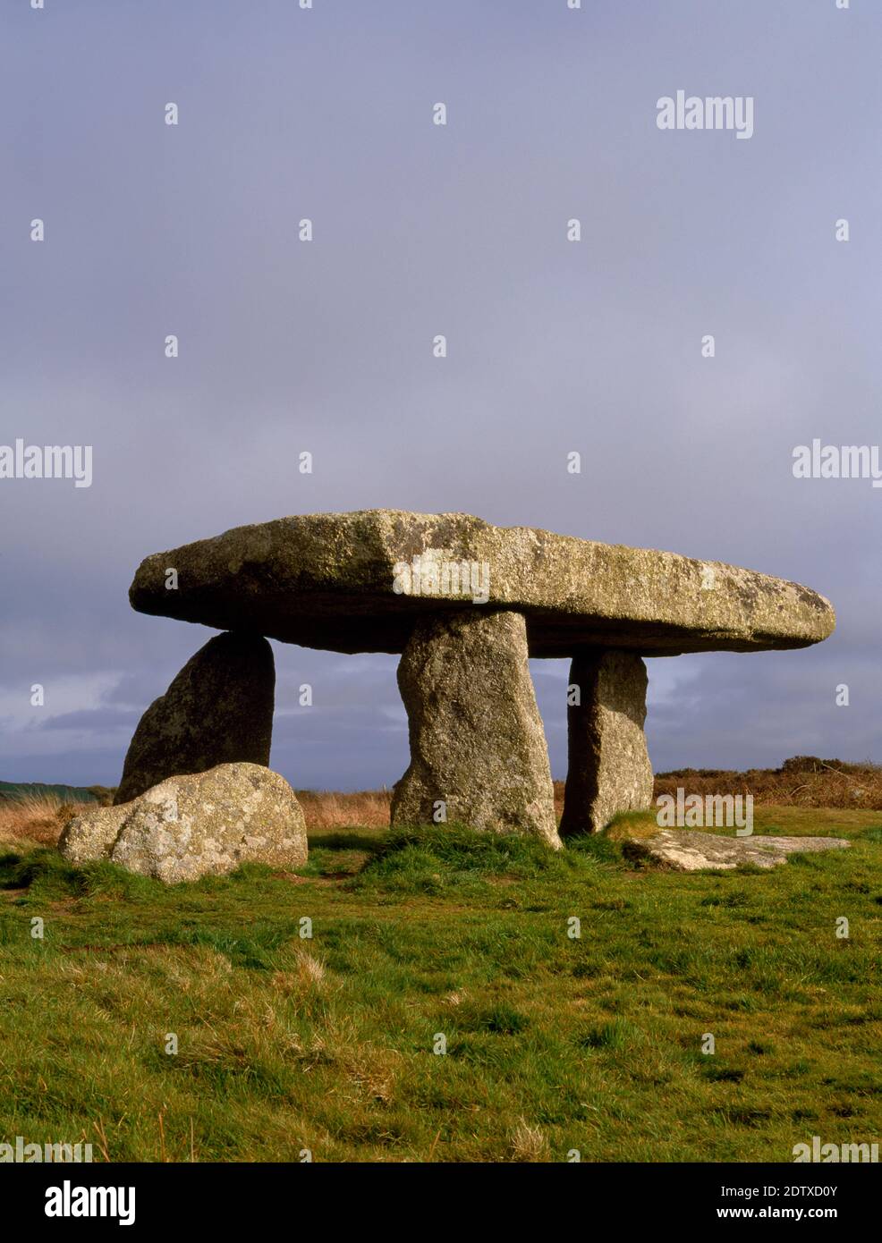 Voir SSE de Lanyon Quoit, Cornouailles, Angleterre, Royaume-Uni: Une chambre d'enterrement néolithique à l'extrémité N d'une butte basse longue contenant les restes de cists d'enterrement. Banque D'Images