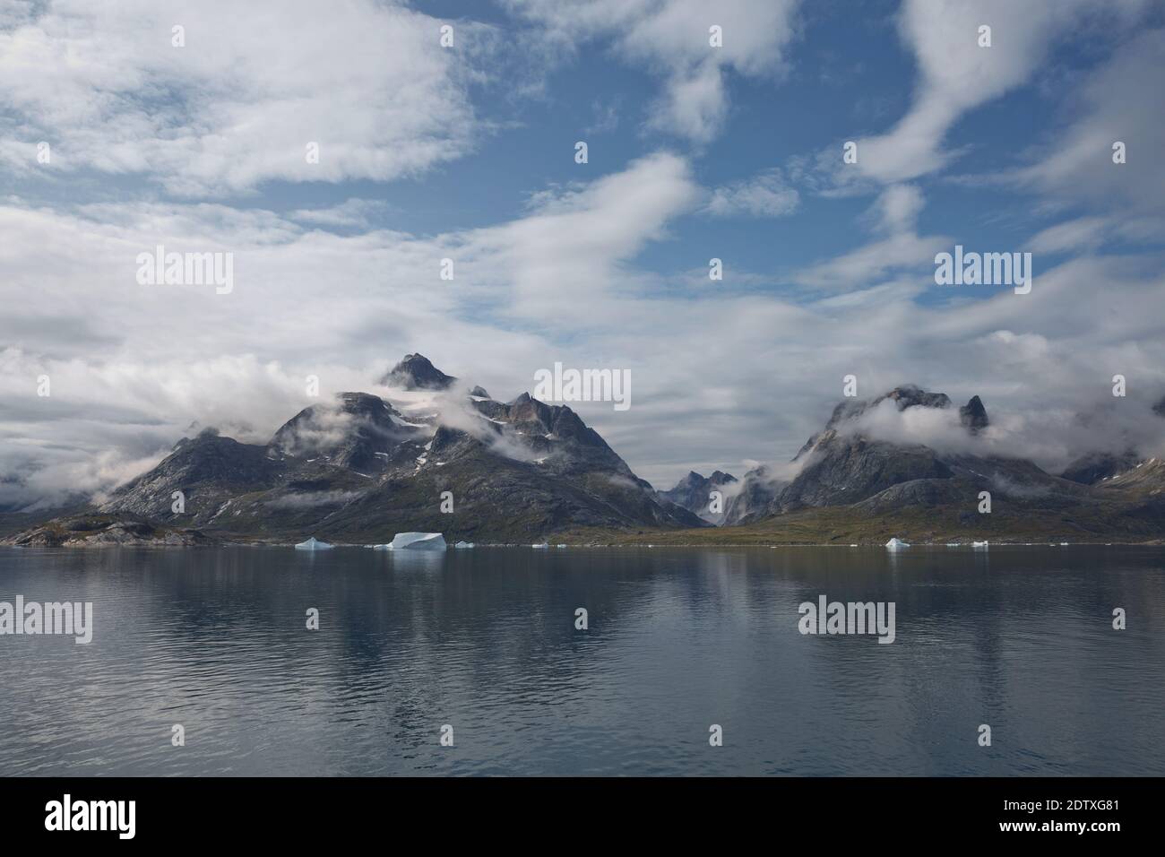 Glaciers et paysage côtier du passage Prince Christian Sund au Groenland. Banque D'Images