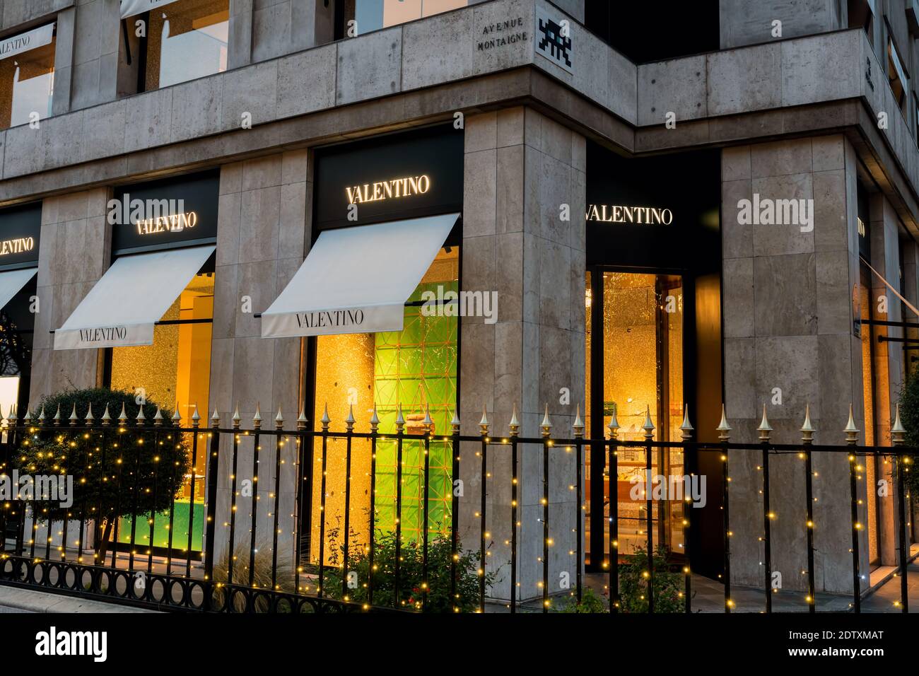Valentino avec les lumières de Noël sur l'avenue Montaigne - Paris, France Banque D'Images