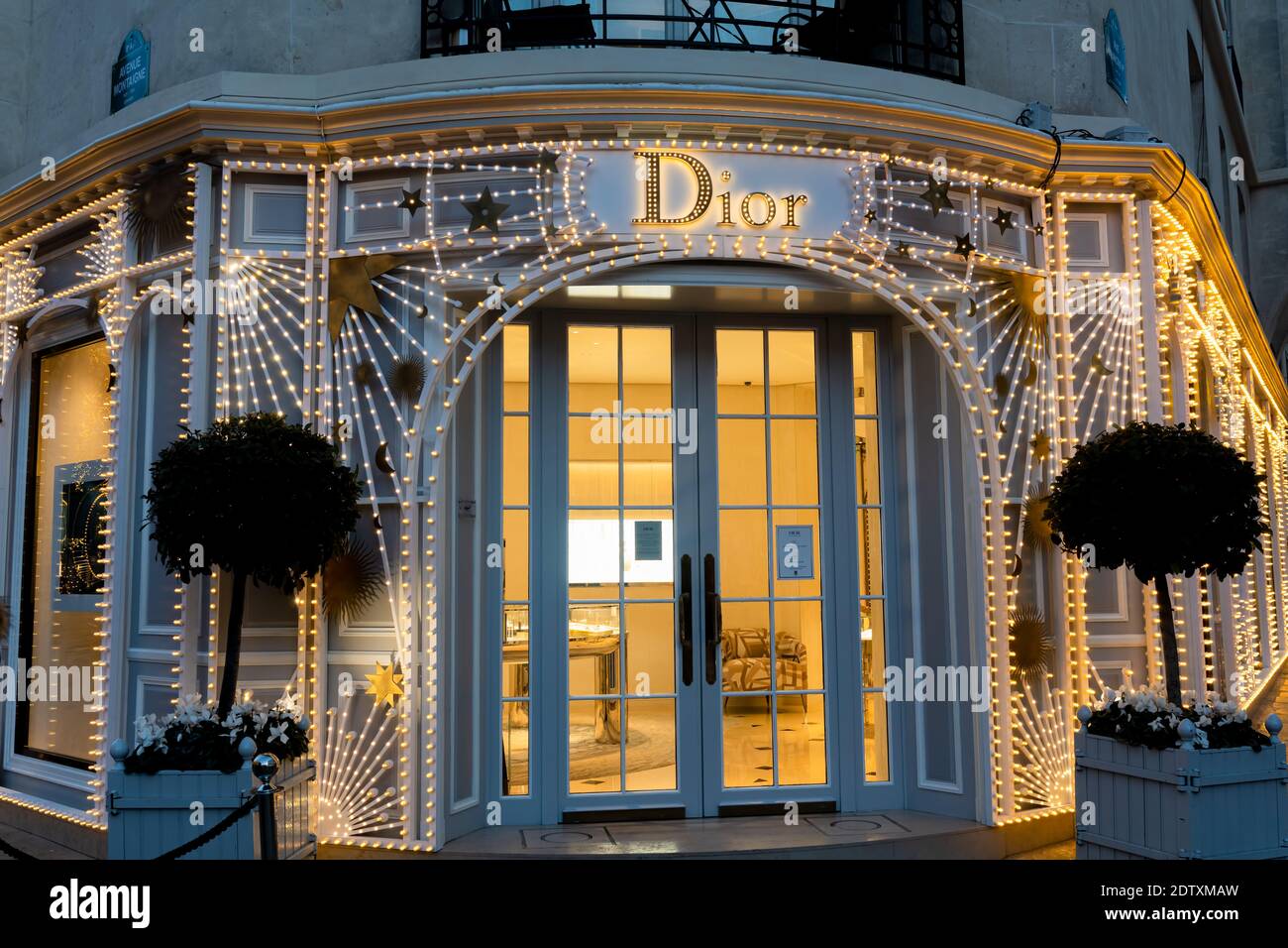 Dior avec lumières de Noël sur l'avenue Montaigne - Paris, France Banque D'Images
