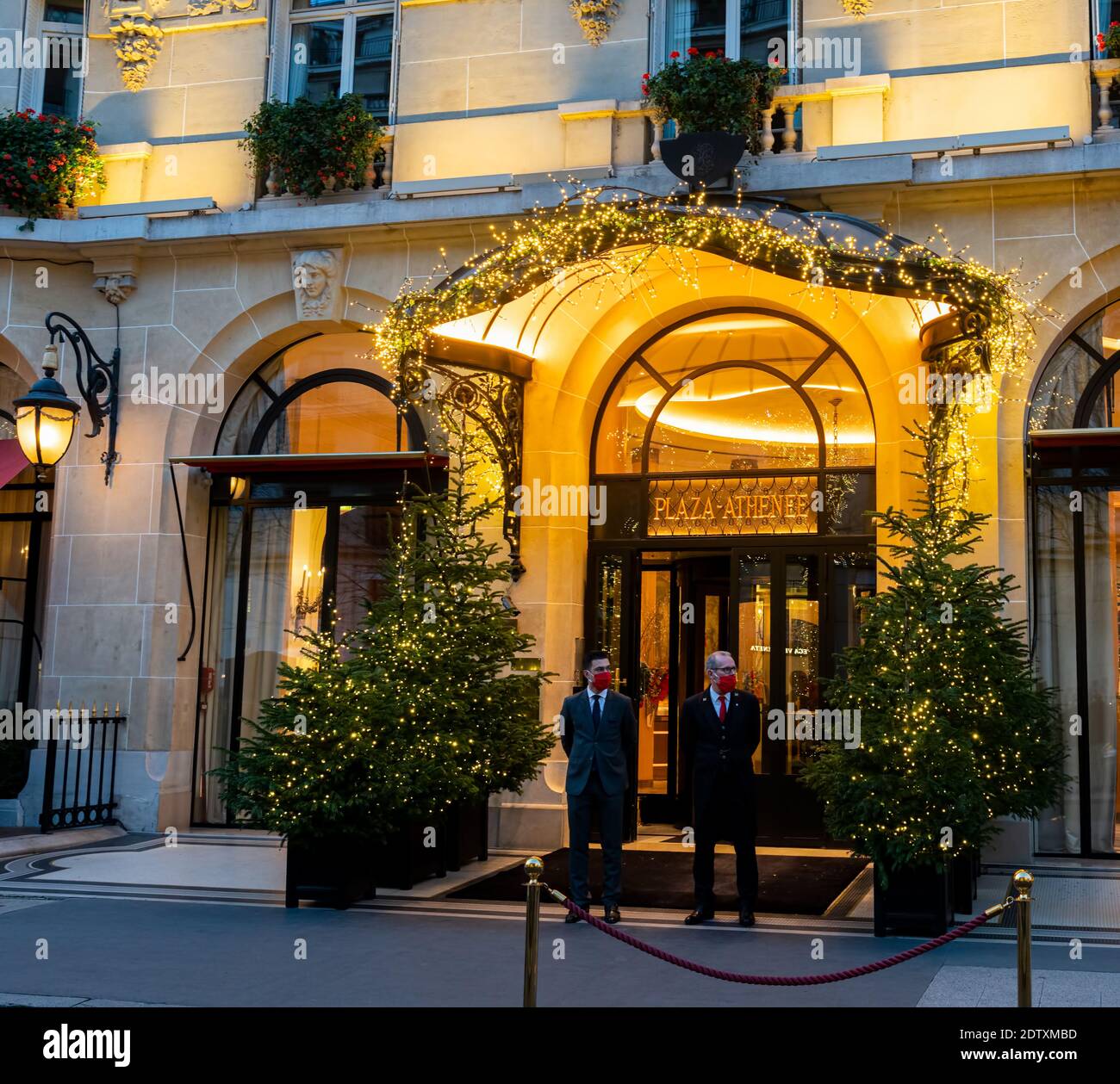 Hôtel Plaza Athenee avec feux de Noël sur l'avenue Montaigne - Paris, France Banque D'Images