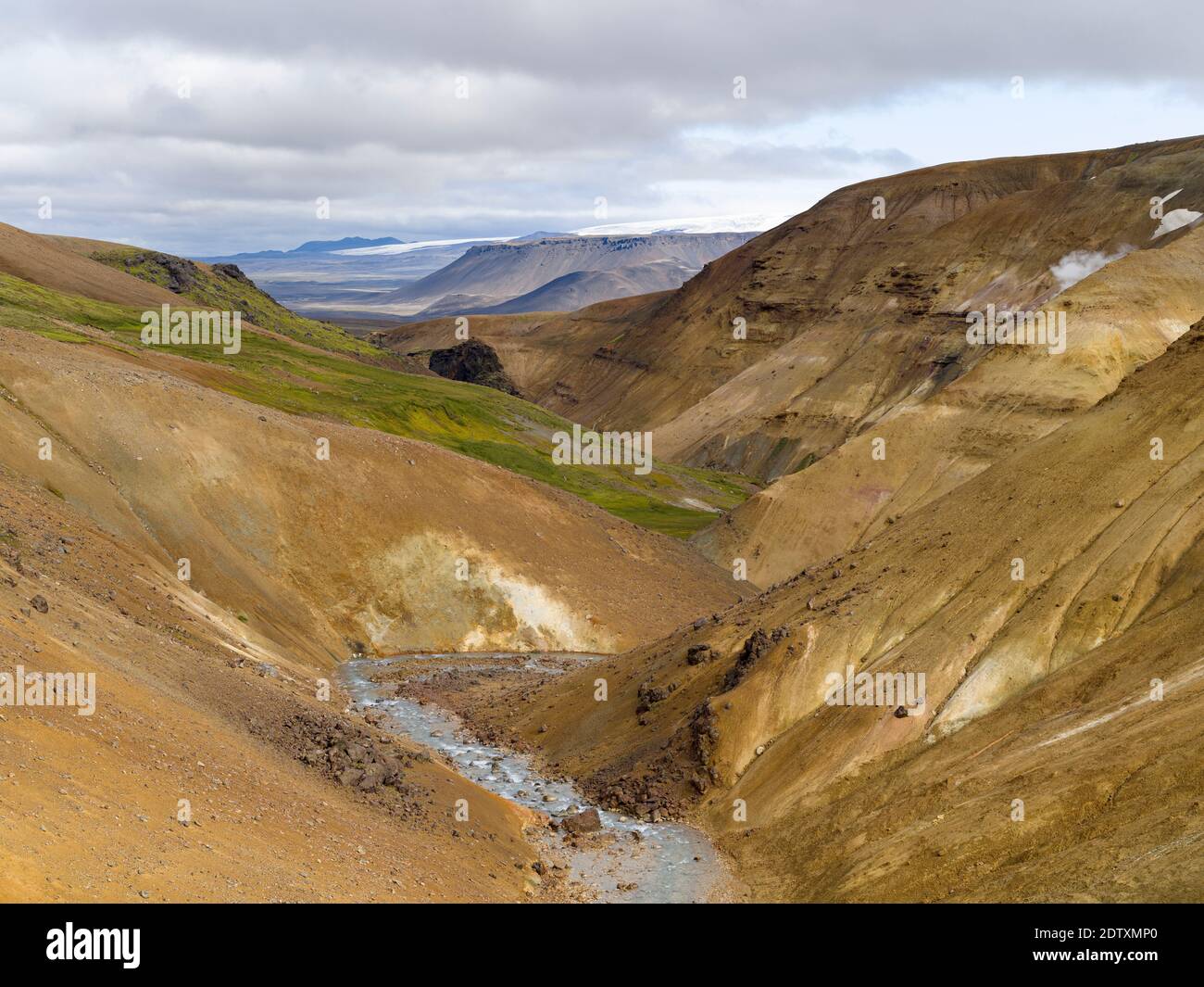 Paysage dans la zone géothermique Hveradalir dans les montagnes Kerlingarfjoell dans les hautes terres de l'Islande. Hofsjoekull en arrière-plan. Europe, Nord Banque D'Images