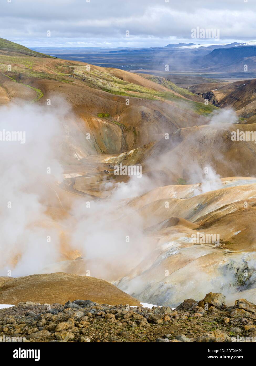 Paysage dans la zone géothermique Hveradalir dans les montagnes Kerlingarfjoell dans les hautes terres de l'Islande. Hofsjoekull en arrière-plan. Europe, Nord Banque D'Images