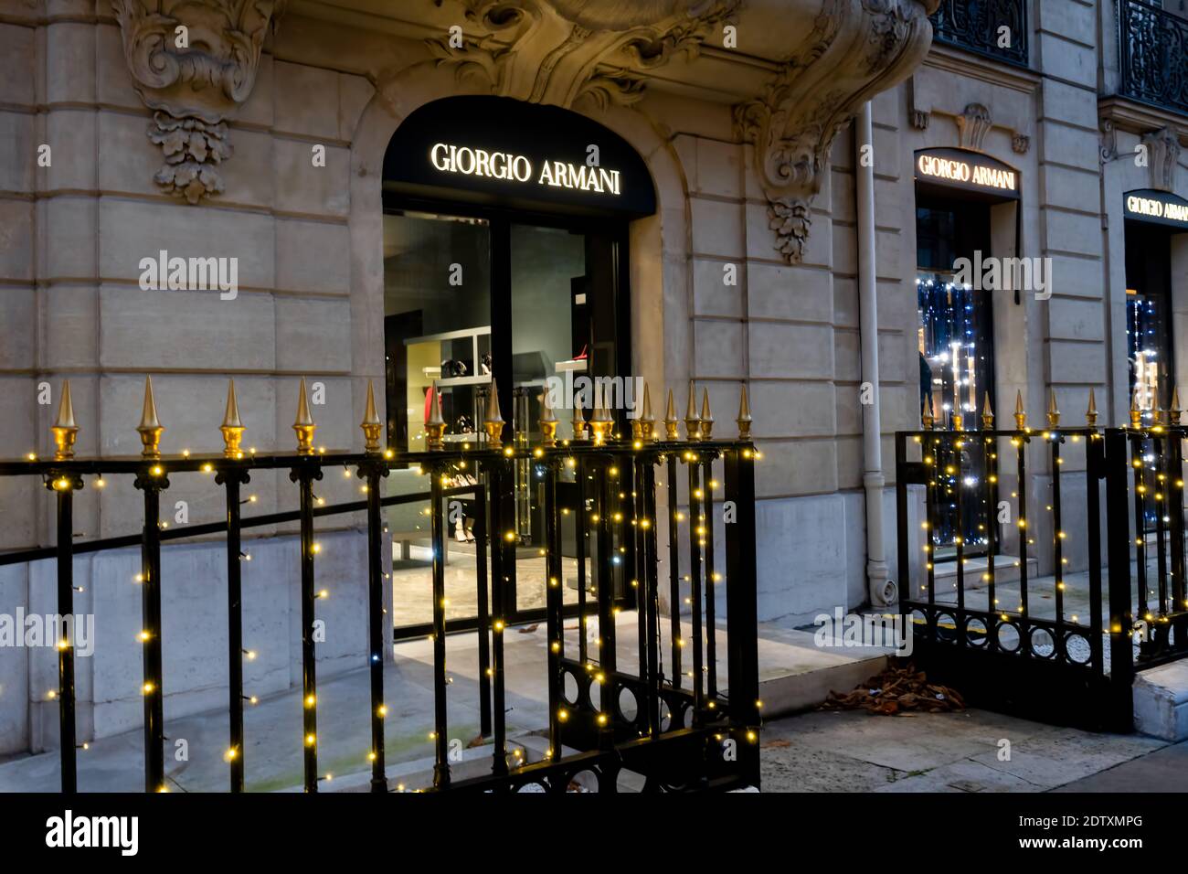 Giorgio Armani avec les lumières de Noël sur l'avenue Montaigne - Paris, France Banque D'Images