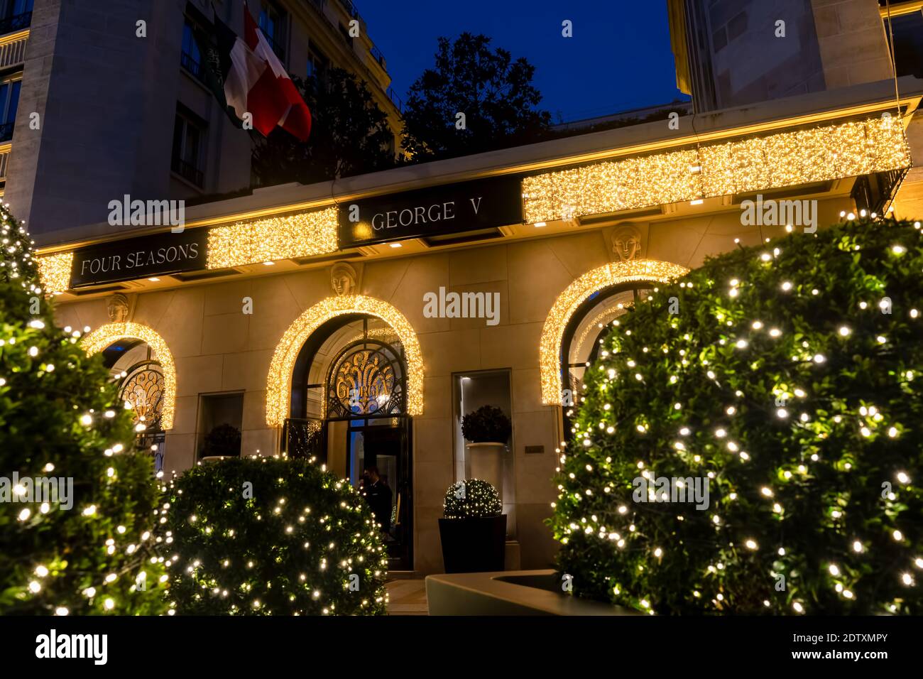 George V Hôtel avec des lumières de Noël sur l'avenue George V - Paris, France Banque D'Images