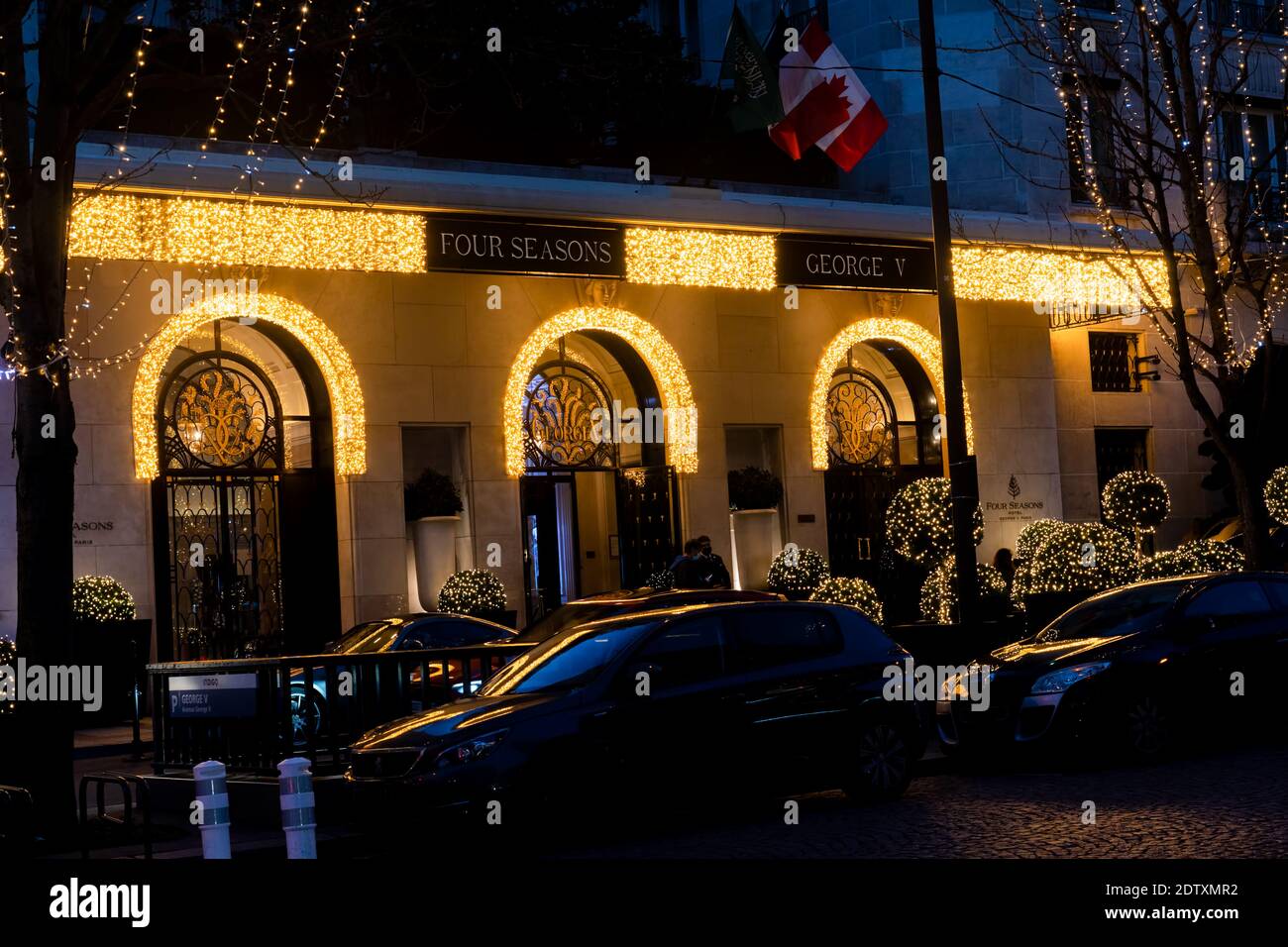 George V Hôtel avec des lumières de Noël sur l'avenue George V - Paris, France Banque D'Images