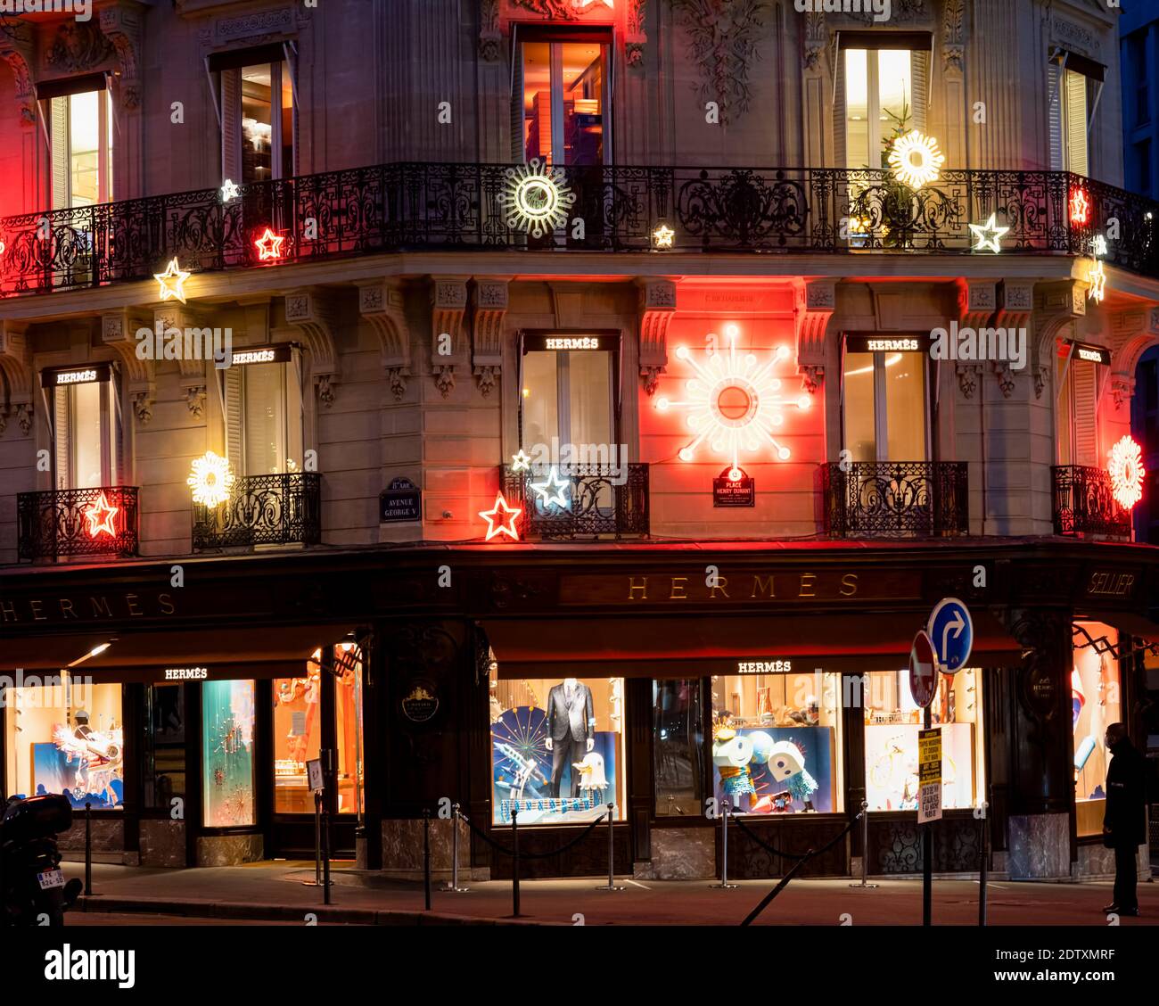 Hermes au crépuscule avec des lumières de Noël sur l'avenue George V - Paris, France Banque D'Images